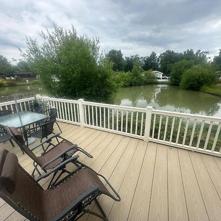 Luxury Lakeside Lodge L2 With Hot Tub Situated At Tattershall Lakes Country Park Exterior photo