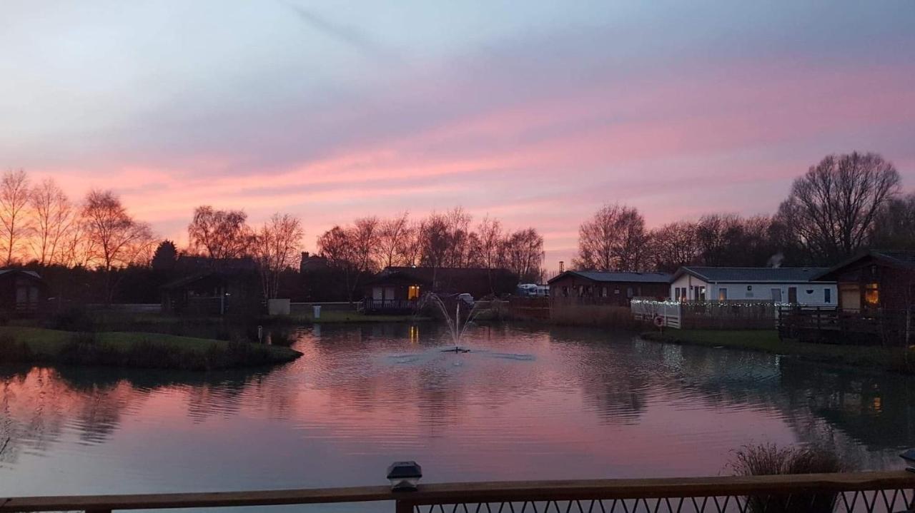 Luxury Lakeside Lodge L2 With Hot Tub Situated At Tattershall Lakes Country Park Exterior photo