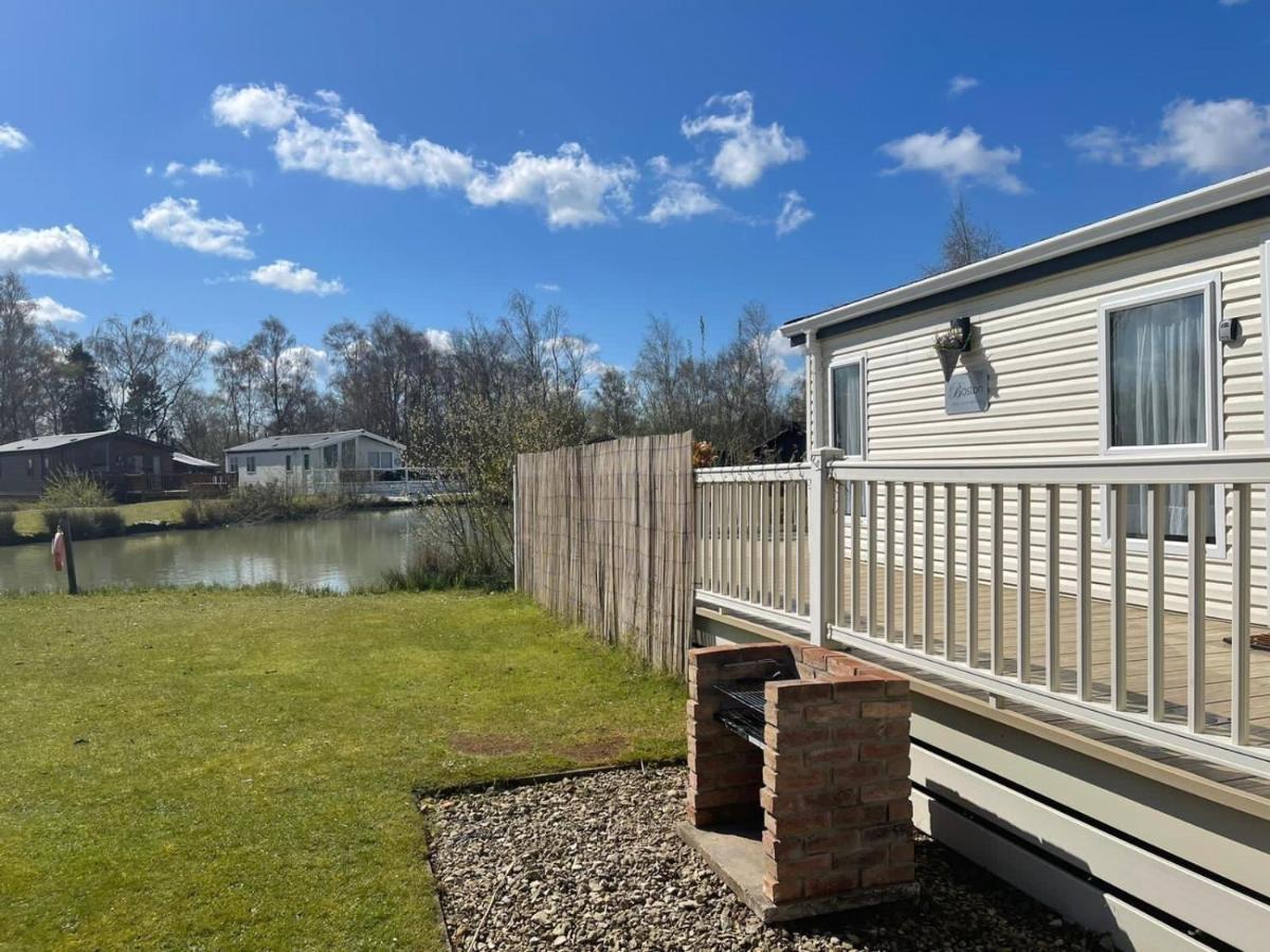 Luxury Lakeside Lodge L2 With Hot Tub Situated At Tattershall Lakes Country Park Exterior photo