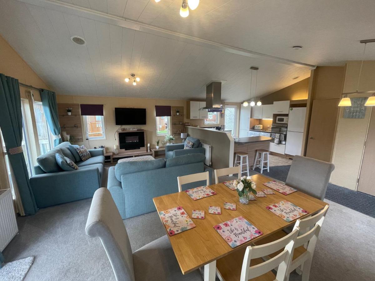 Luxury Lakeside Lodge L2 With Hot Tub Situated At Tattershall Lakes Country Park Exterior photo