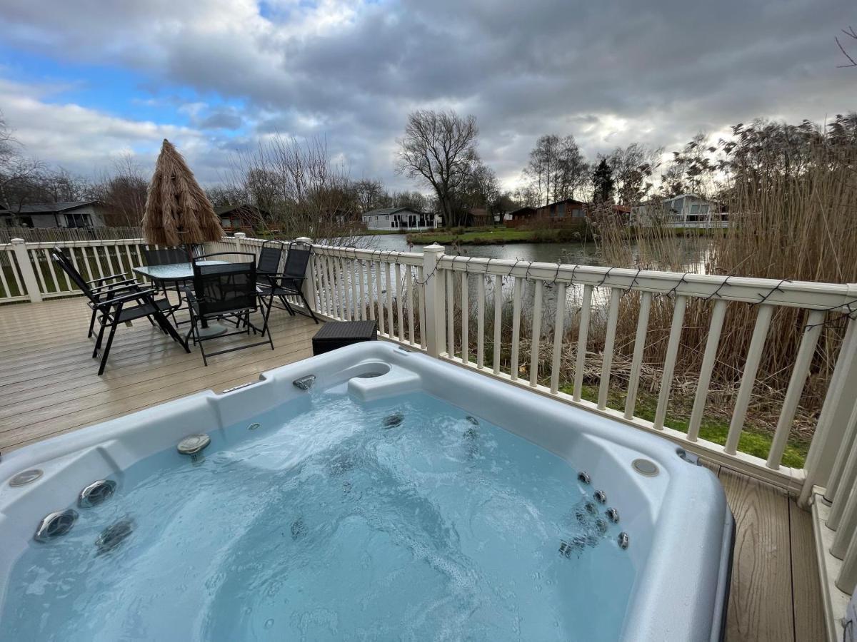 Luxury Lakeside Lodge L2 With Hot Tub Situated At Tattershall Lakes Country Park Exterior photo