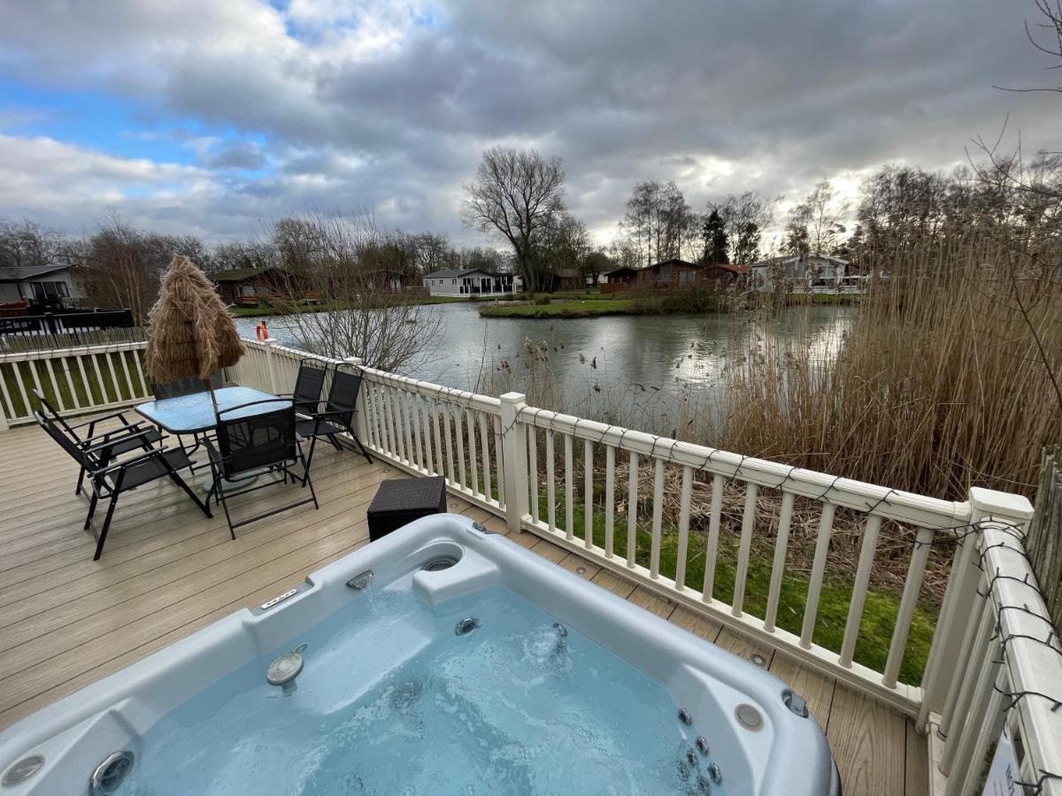 Luxury Lakeside Lodge L2 With Hot Tub Situated At Tattershall Lakes Country Park Exterior photo