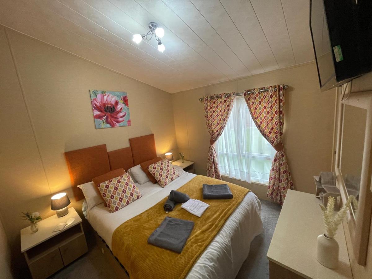 Luxury Lakeside Lodge L2 With Hot Tub Situated At Tattershall Lakes Country Park Exterior photo