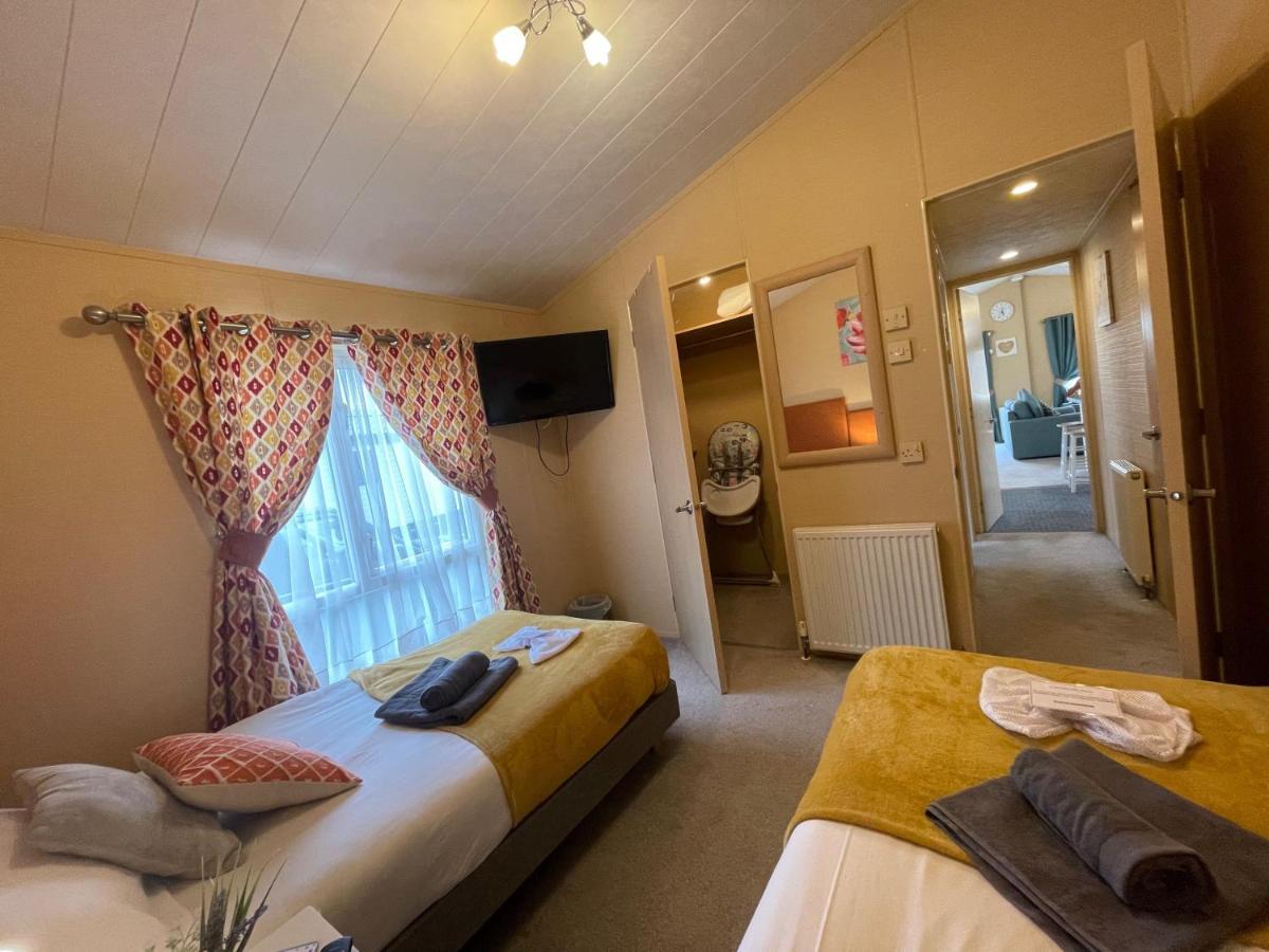 Luxury Lakeside Lodge L2 With Hot Tub Situated At Tattershall Lakes Country Park Exterior photo