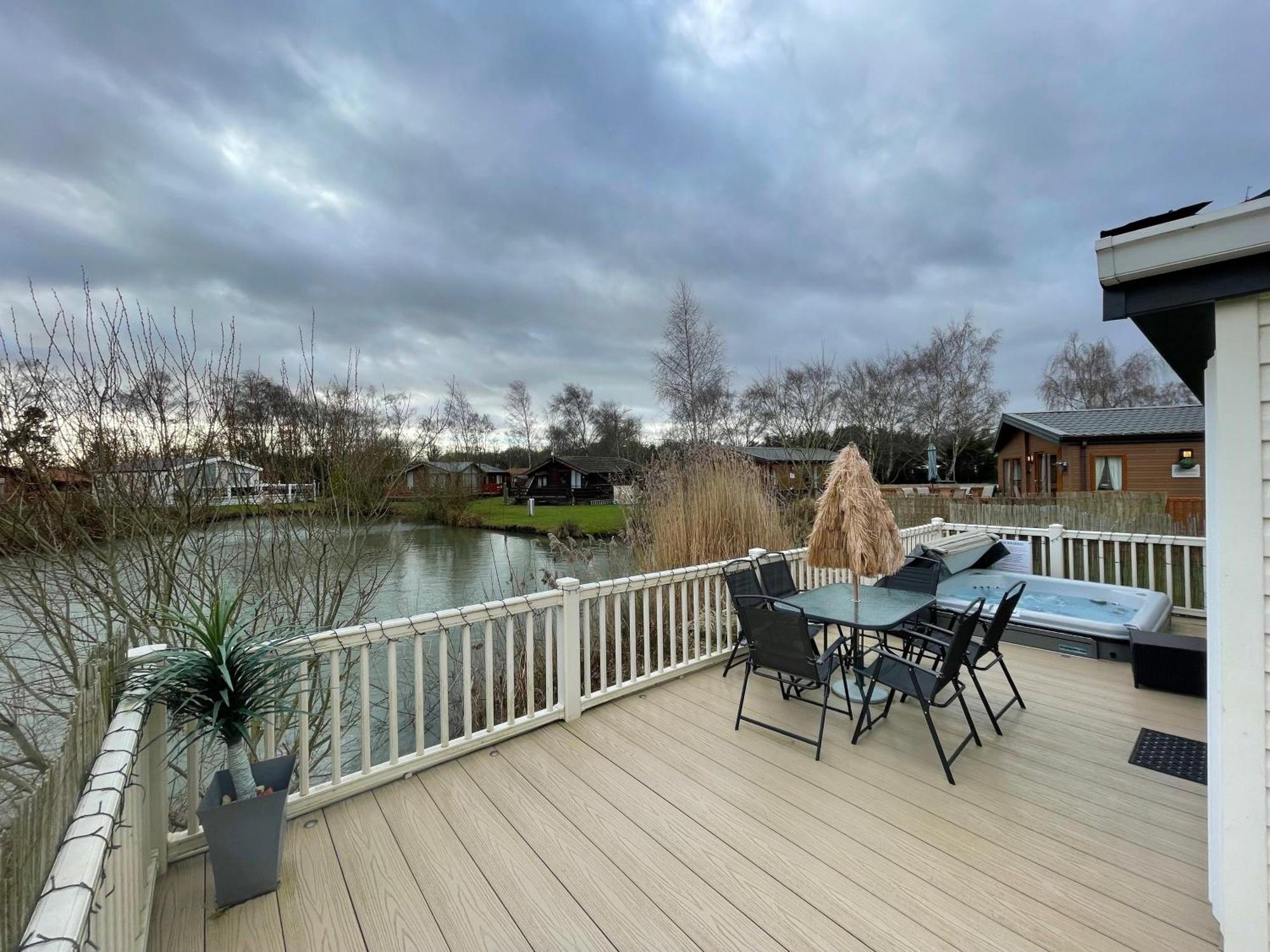 Luxury Lakeside Lodge L2 With Hot Tub Situated At Tattershall Lakes Country Park Exterior photo