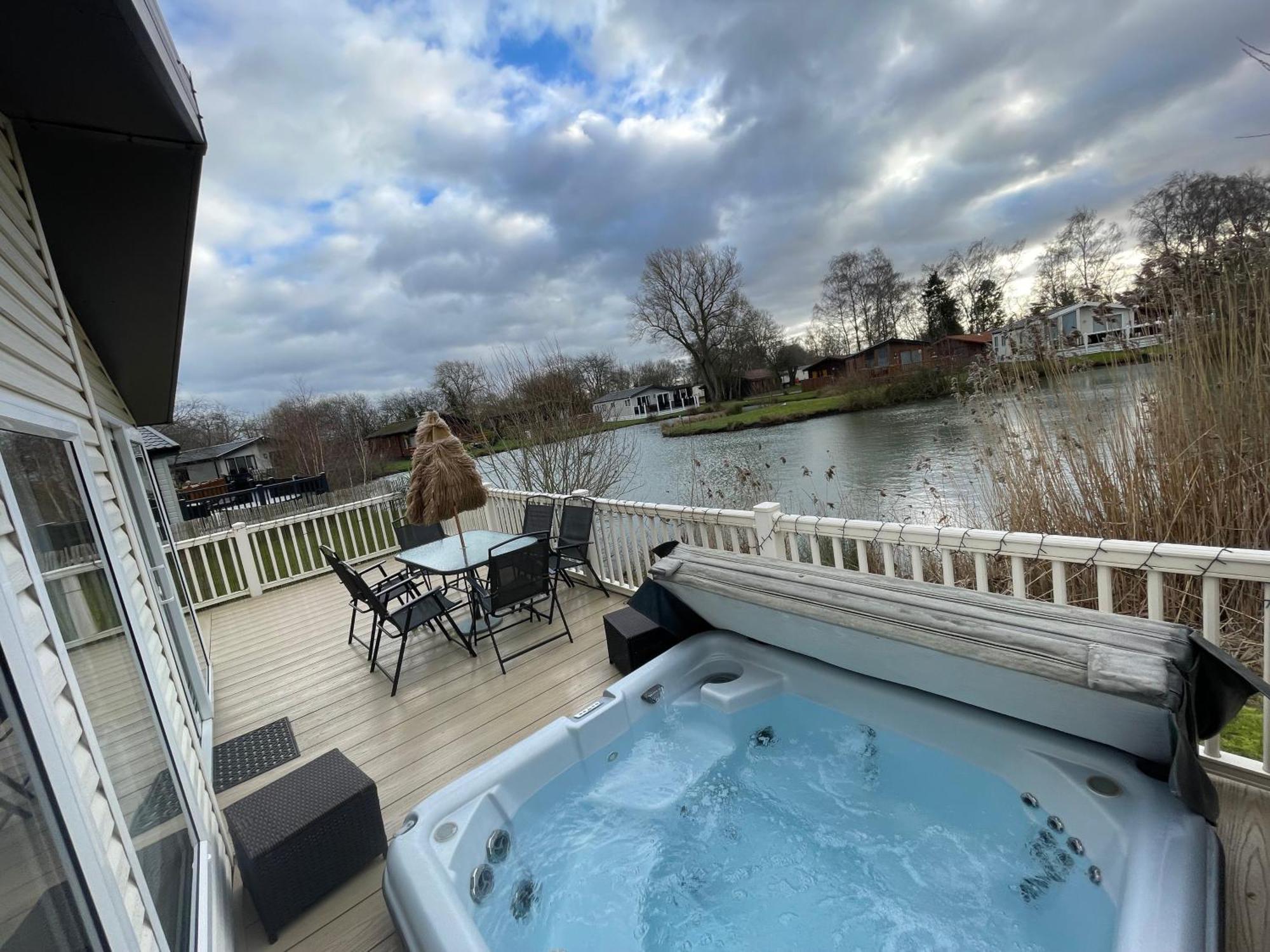 Luxury Lakeside Lodge L2 With Hot Tub Situated At Tattershall Lakes Country Park Exterior photo