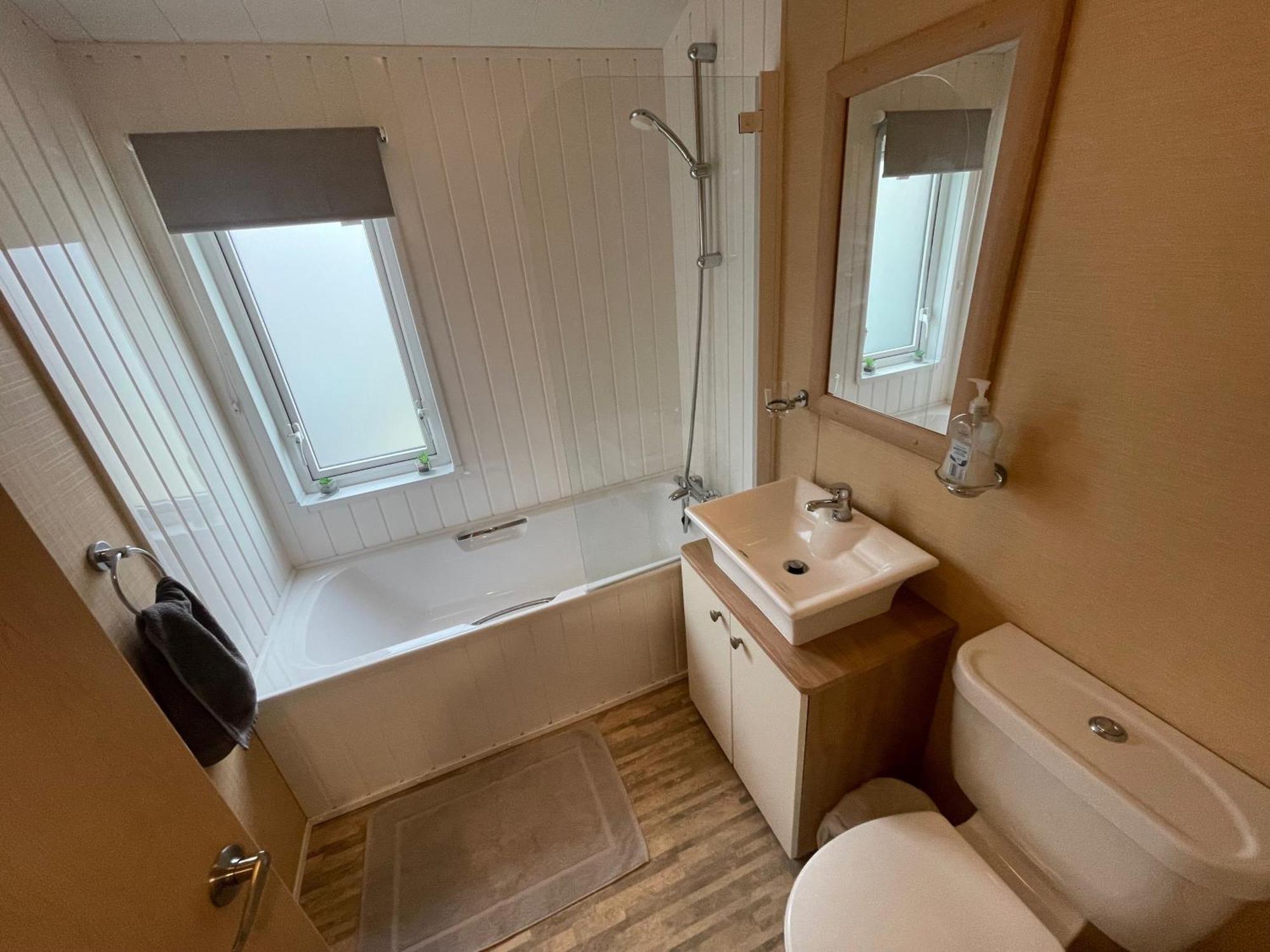 Luxury Lakeside Lodge L2 With Hot Tub Situated At Tattershall Lakes Country Park Exterior photo